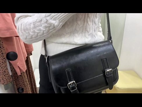 ❤️ Masturbasyon piblik nan jenn femèl FeralBerry ak yon gode nan sal la Fitting ☑ Videyo fout nan ht.pornburst.ru ☑